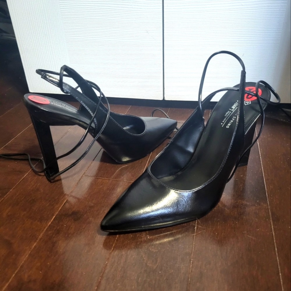 Black pointed tie-up heels (10)